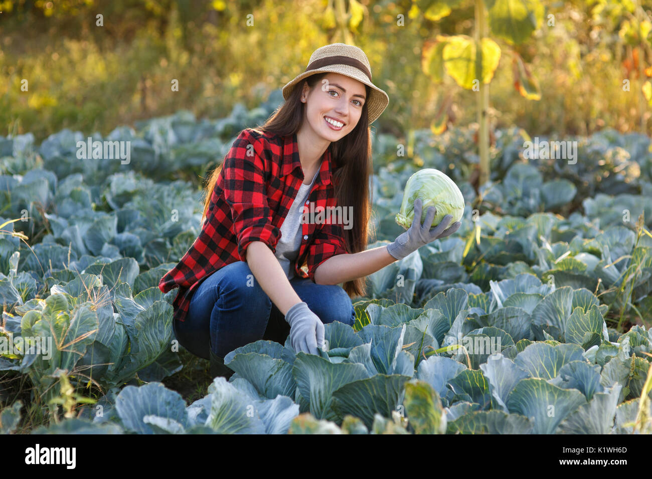 Portrait von glücklichen jungen Frau Gärtner mit Kraut im Garten auf