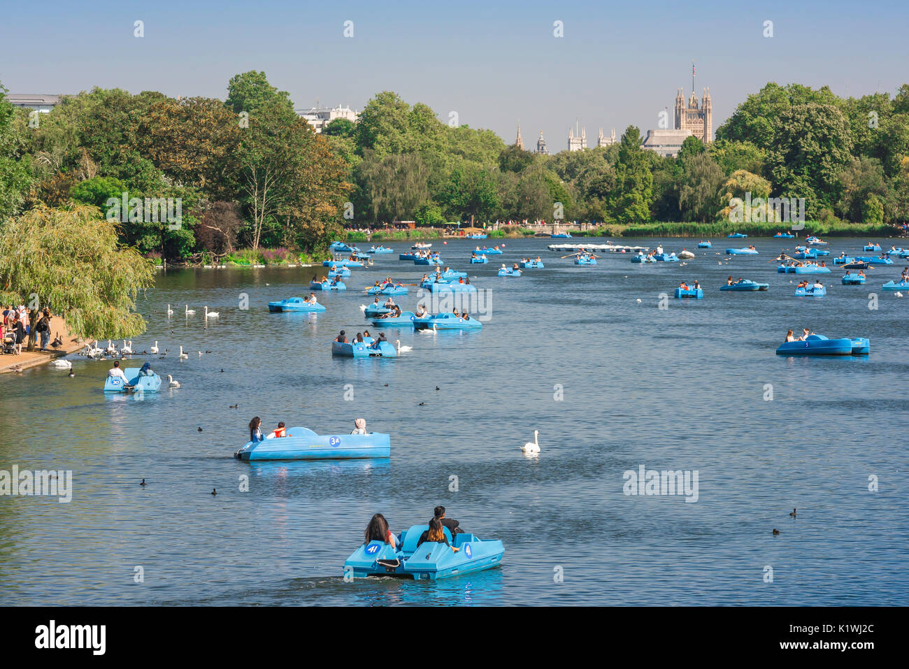 Hyde Park London, Blick auf Touristen genießen einen Sommernachmittag auf dem Serpentine Lake im Hyde Park, London, Großbritannien. Stockfoto