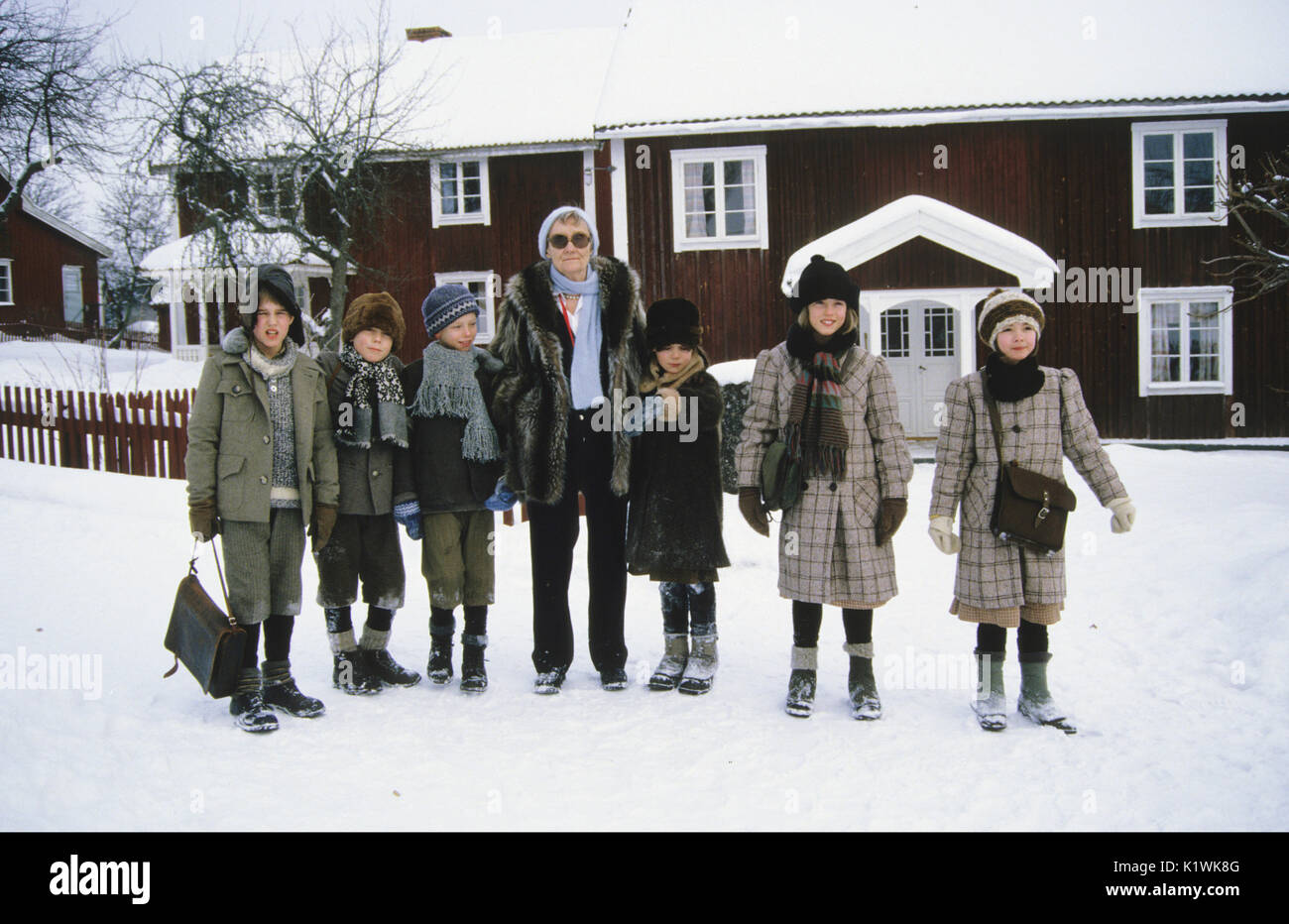 ASTRID LINDGREN der schwedische Autor von Kinder- und Jugendbücher Jugend mit einigen der Kinder im Bild Bullerbü 1987 spielen Stockfoto