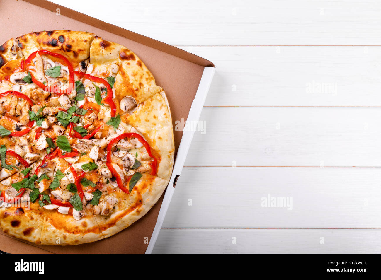 Pizza mit Kopie Speicherplatz auf weißer Tisch. nach oben anzeigen Stockfoto