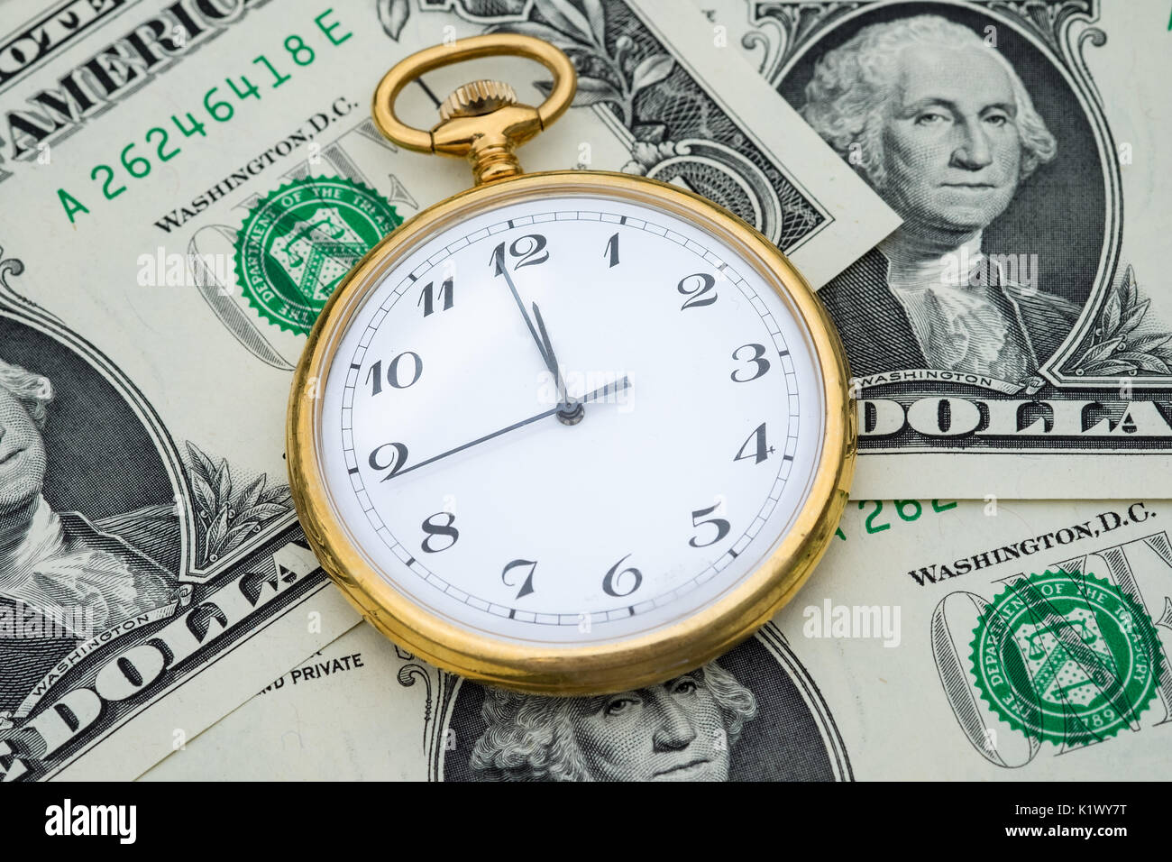 Zeit und Geld Konzept, US-Dollar mit Uhr Stockfoto