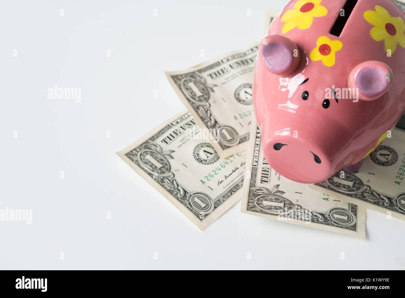 Einsparungen Konzept mit Sparschwein auf US Dollar Banknoten Stockfoto