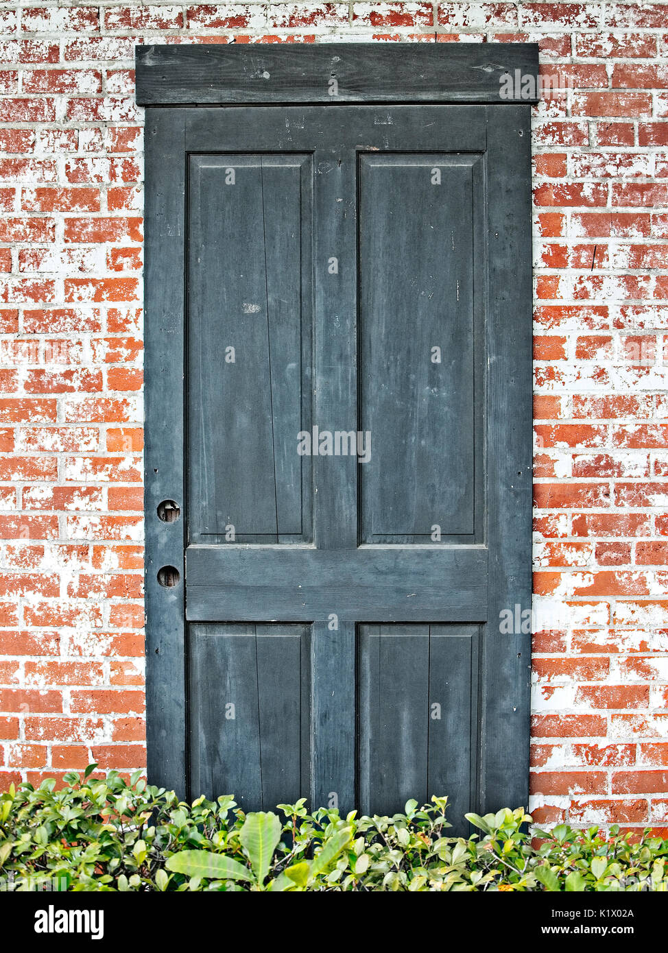 Feder TX USA - Juli 12, 2017 - alten grünen Tür in Red Brick Wall in der Altstadt Frühling TX Stockfoto