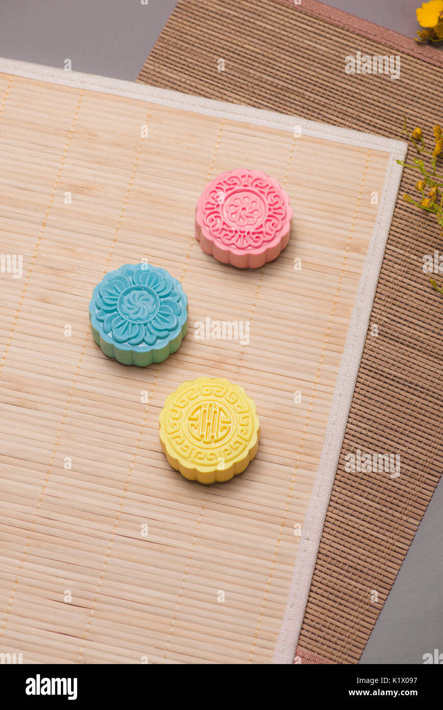 Traditionelle Mooncakes am gedeckten Tisch. Verschneite Haut Mooncakes. Chinesische Mitte Herbst Festival Lebensmittel. Stockfoto
