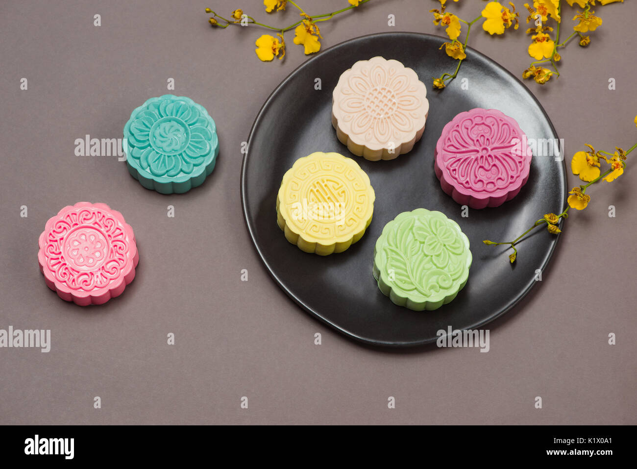 Chinesische Mitte Herbst Festival Essen. Traditionelle Mond Kuchen erschossen Stockfoto