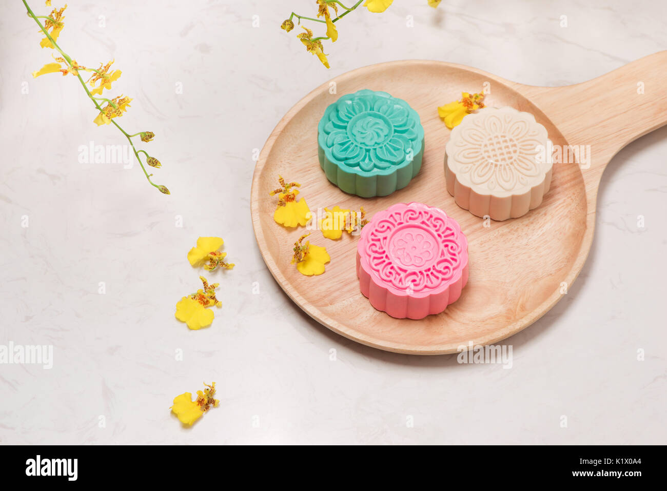 Traditionelle Mooncakes am gedeckten Tisch. Verschneite Haut Mooncakes. Chinesische Mitte Herbst Festival Lebensmittel. Stockfoto