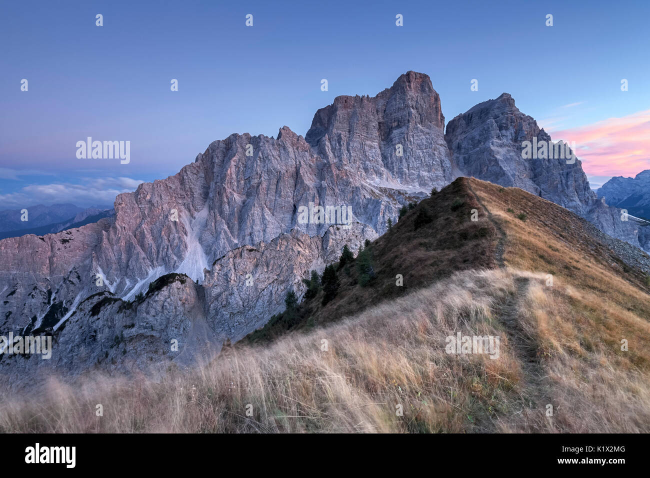 Europa, Italien, Venetien, Cadore. Herbstliche Dämmerung auf dem Col de la Puina in Richtung Pelmo Dolomiten montieren Stockfoto