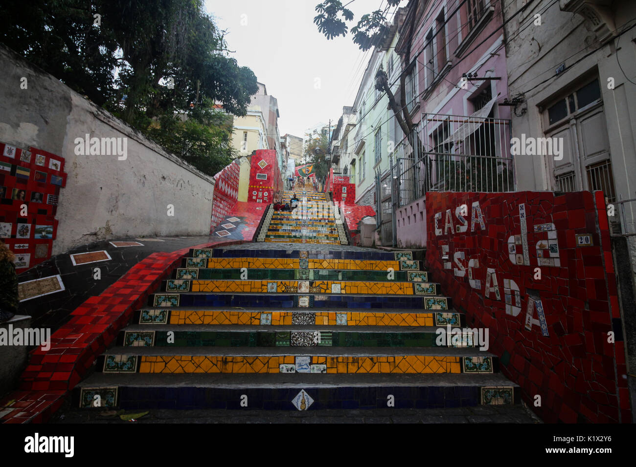 Treppe Selaron berühmten öffentlichen Treppen von Künstler Jorge Selaron in Rio de Janeiro, Brasilien. Die Website ist eine der wichtigsten touristischen Attraktionen von d Stockfoto