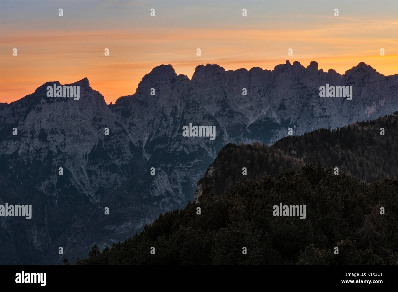 Europa, Italien, Venetien, Belluno. Sonnenaufgang auf dem Monti del Sole, Belluno Dolomiten Nationalpark. Stockfoto