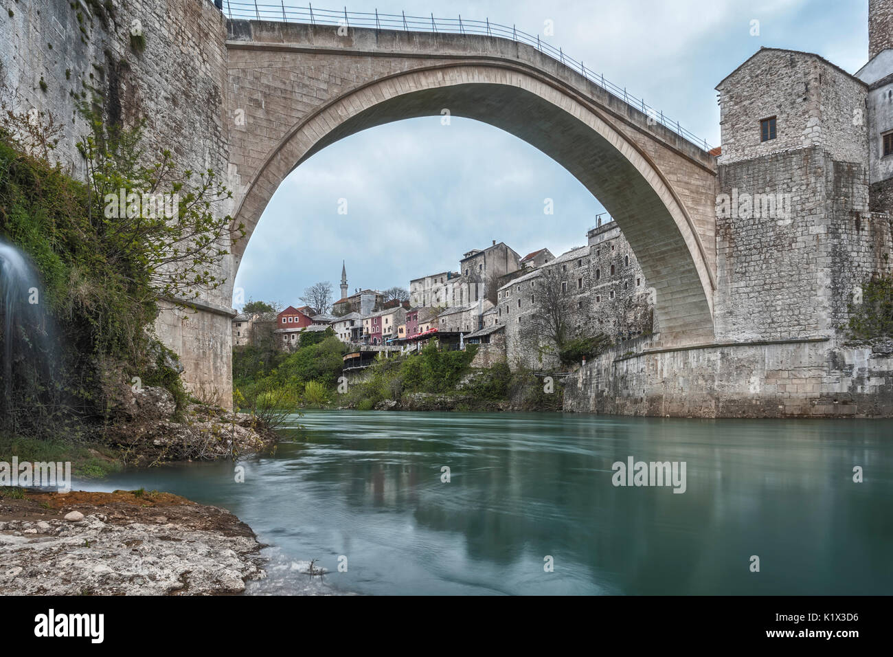 Osteuropa, Mostar, Bosnien und Herzegowina. Der Stari Most (Alte Brücke), Symbol des Krieges auf dem Balkan Stockfoto
