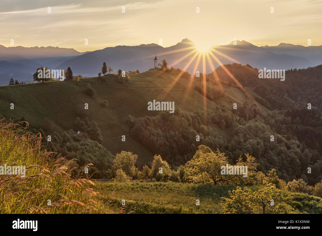 Europa, Slowenien. Kirche St. Primus und Felician in Jamnik bei Sonnenaufgang Stockfoto