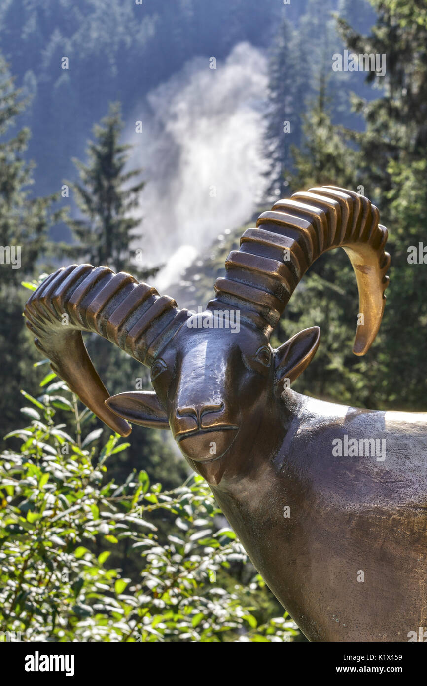 Europa, Österreich, Salzburger Land, Krimml, Nationalpark Hohe Tauern, die Krimmler Wasserfälle, Steinböcke Statue vor dem größten Wasserfall Stockfoto