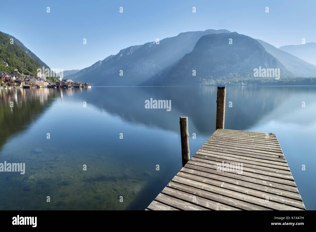 Europa, Österreich, Salzkammergut, Gmunden Bezirk. Hallsatt, Weltkulturerbe Stadt am See in den österreichischen Alpen Stockfoto