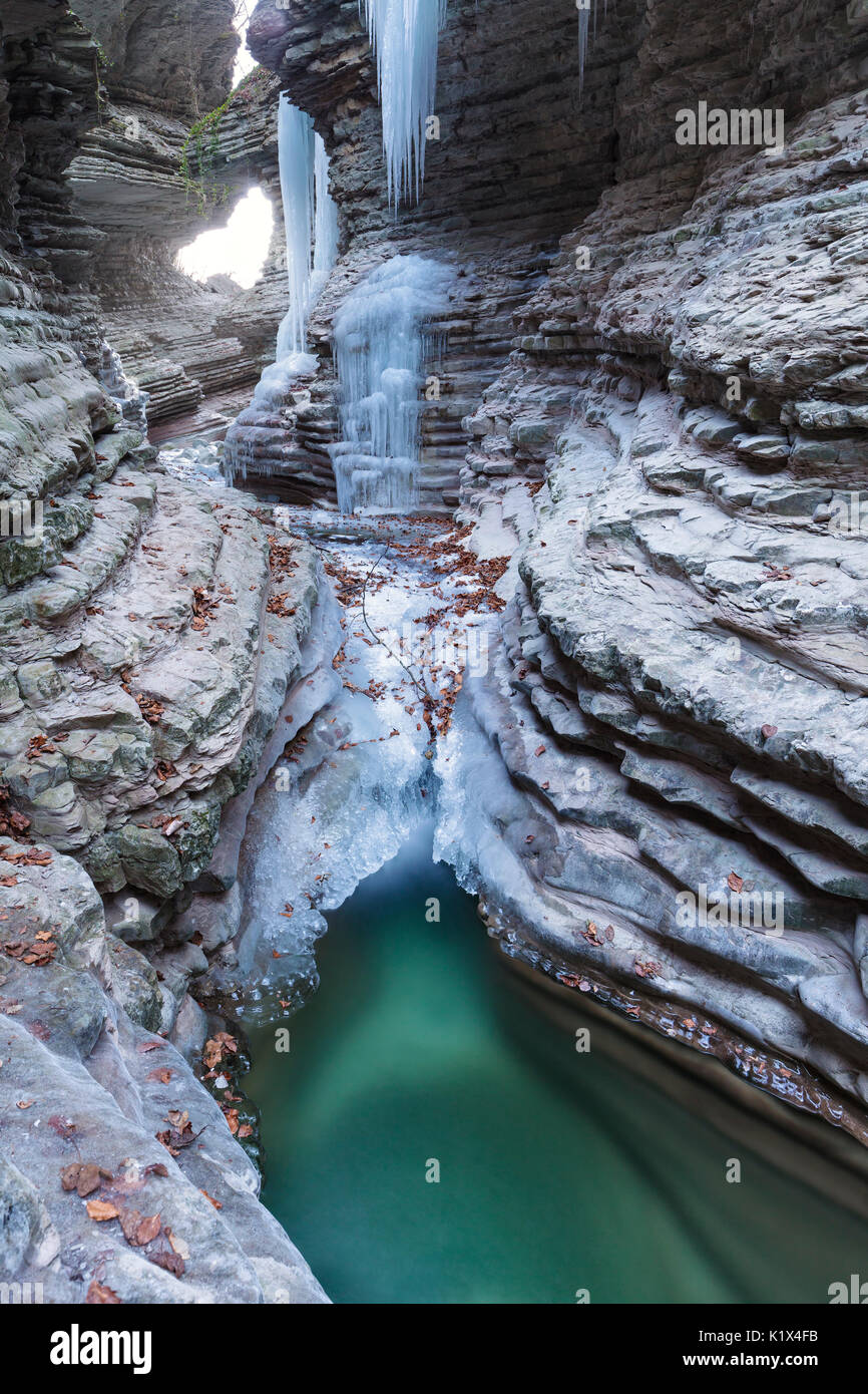 Europa, Italien, Veneto, Belluno. Die Schlucht von Brent de l ' Art in Winter, Sant'Antonio di Tortal, Gemeinde Trichiana Stockfoto