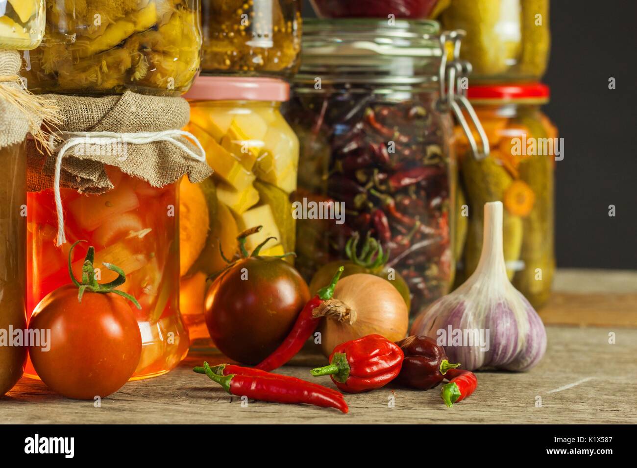 Gläser mit verschiedenen eingelegtes Gemüse. Karotten, Knoblauch, Petersilie in Glas. Konserven. Fermentierte erhalten vegetarisches Essen Konzept Stockfoto