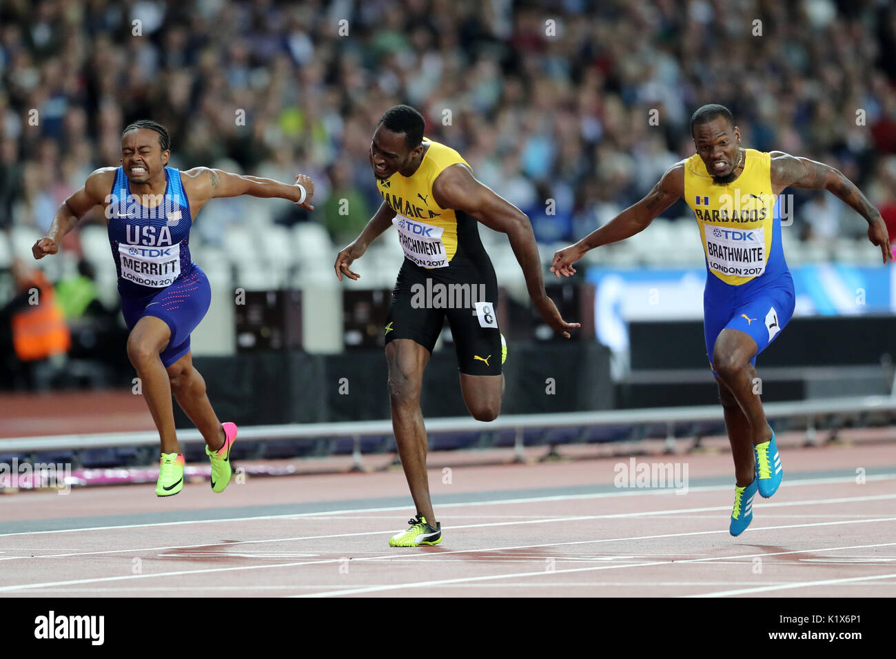 Shane BRATHWAITE (Barbados), Hansle Pergament (Jamaika), Aries MERRITT (Vereinigte Staaten von Amerika) in der Männer 110m Hürden Finale bei den 2017 konkurrieren, IAAF Weltmeisterschaften, Queen Elizabeth Olympic Park, Stratford, London, UK. Stockfoto