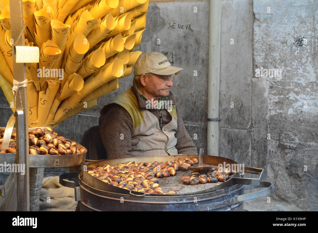 Elderley Mann verkaufen gerösteten Kastanien in Rom, Italien Stockfoto