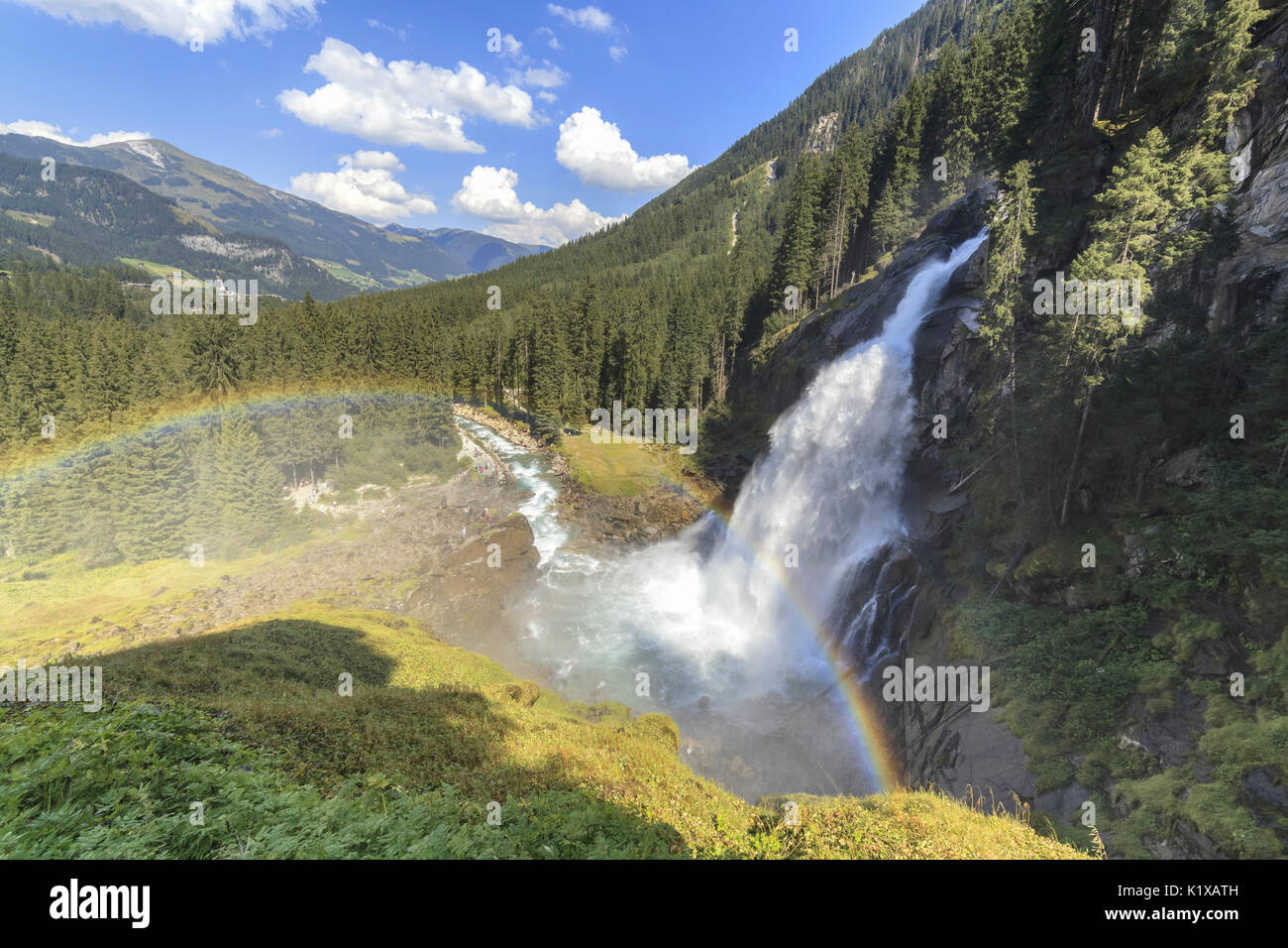 Europa, Österreich, Salzburger Land, Krimml, Nationalpark Hohe Tauern, Regenbogen über den Krimmler Wasserfällen Stockfoto