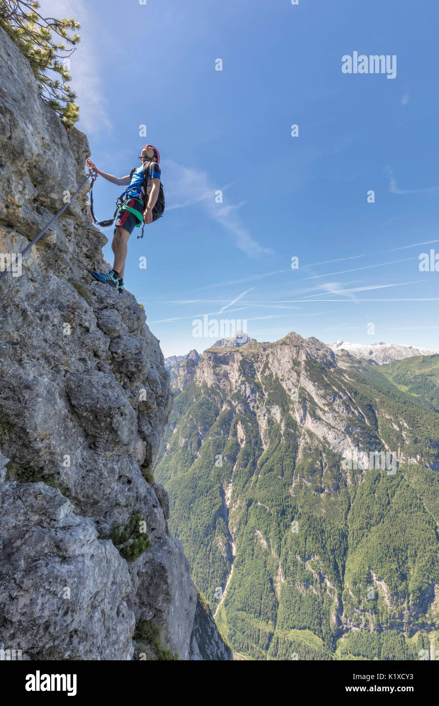 Europa, Italien, Veneto, Agordo, Bergsteiger auf der via Ferrata Fiamme Gialle bei Palazza Alta von Pelsa, Civetta-Gruppe, Dolomiten Stockfoto