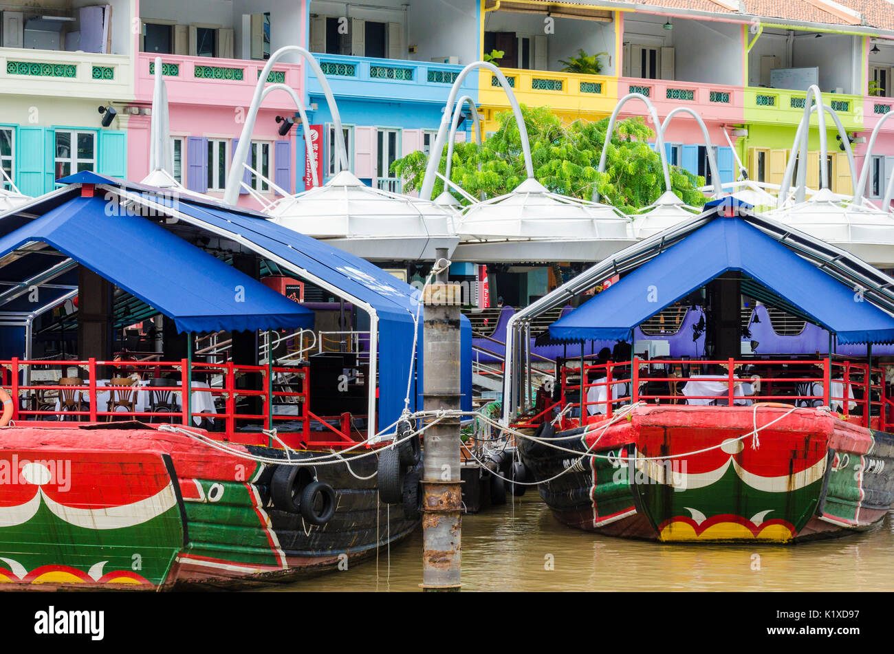Farbenfrohe restaurant Boote am Clarke Quay, Singapur verankert Stockfoto