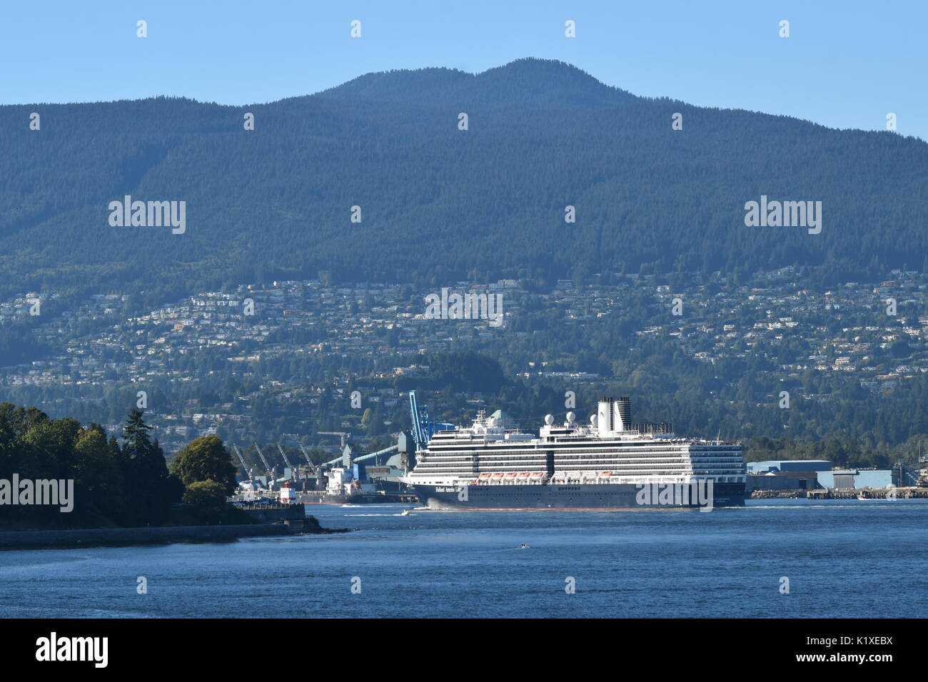 Holland America Lines Kreuzfahrt Schiff Nieuw Amsterdam Segel aus Vancouver, British Columbia auf einer Kreuzfahrt nach Alaska Stockfoto