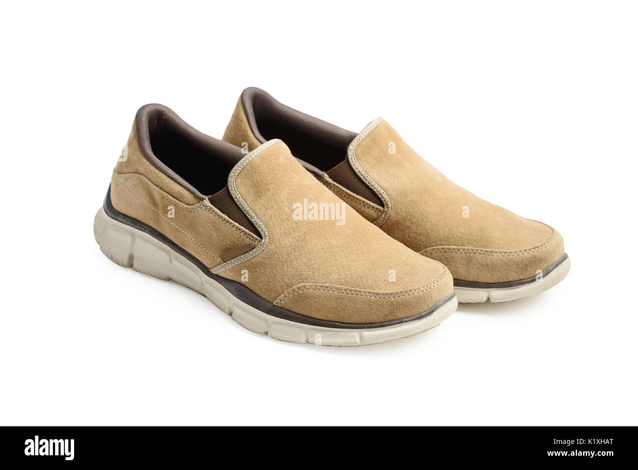 Hellbraun Freizeitschuhe mit weißem Hintergrund. Stockfoto