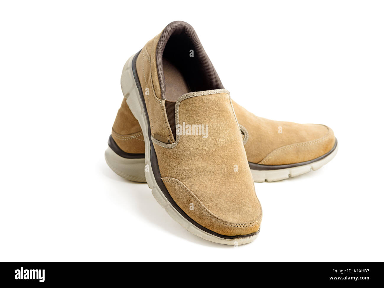 Hellbraun Freizeitschuhe mit weißem Hintergrund. Stockfoto