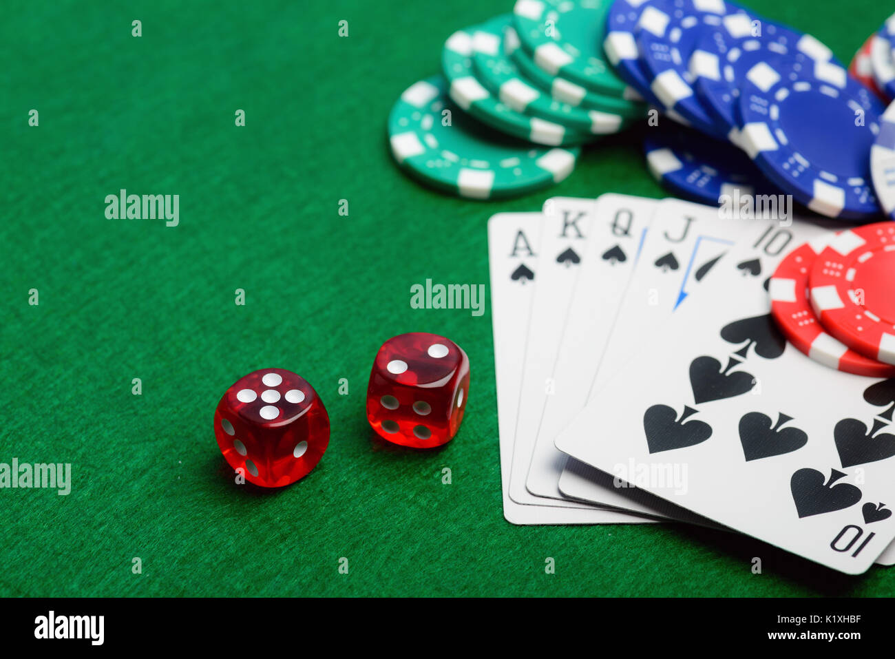 Casino grünen Tisch mit Chips, Geld, spielen Karten und Würfel. Poker spiel Konzept Stockfoto