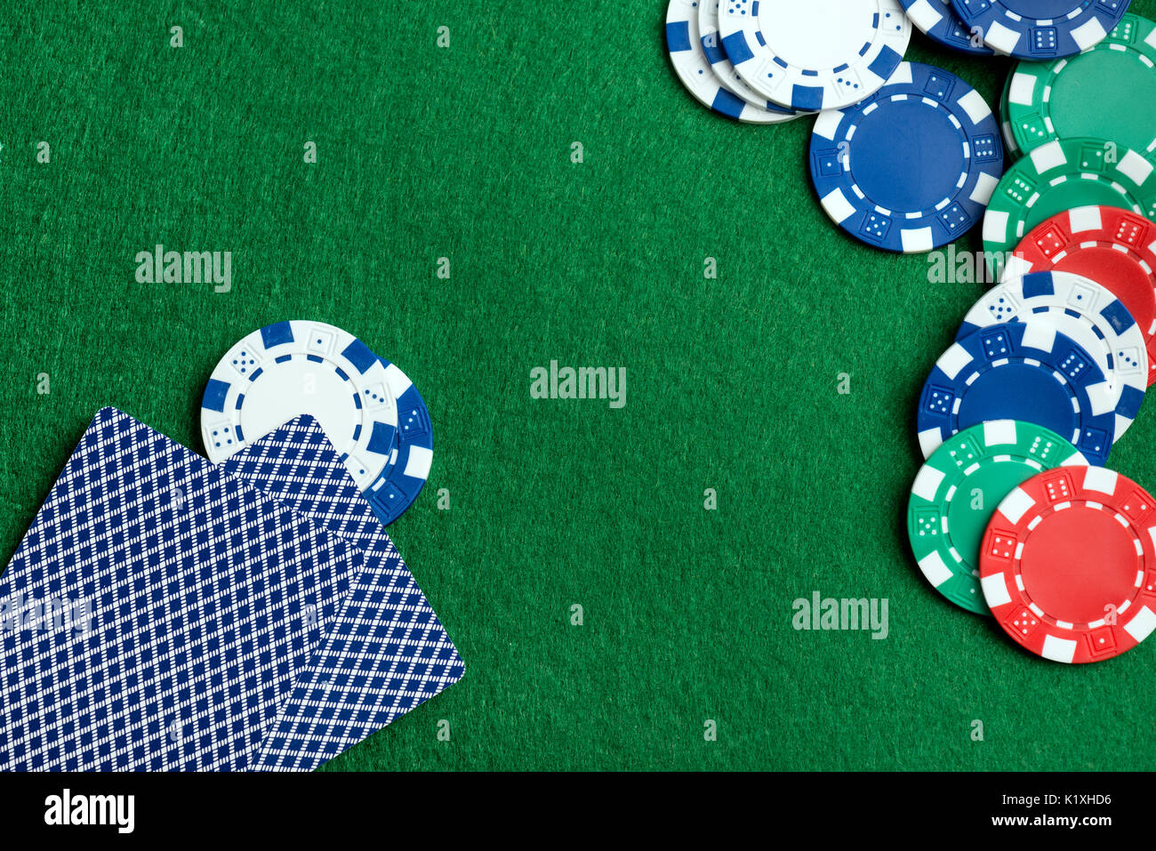 Casino grünen Tisch mit Chips und Karten spielen. Poker spiel Konzept Stockfoto