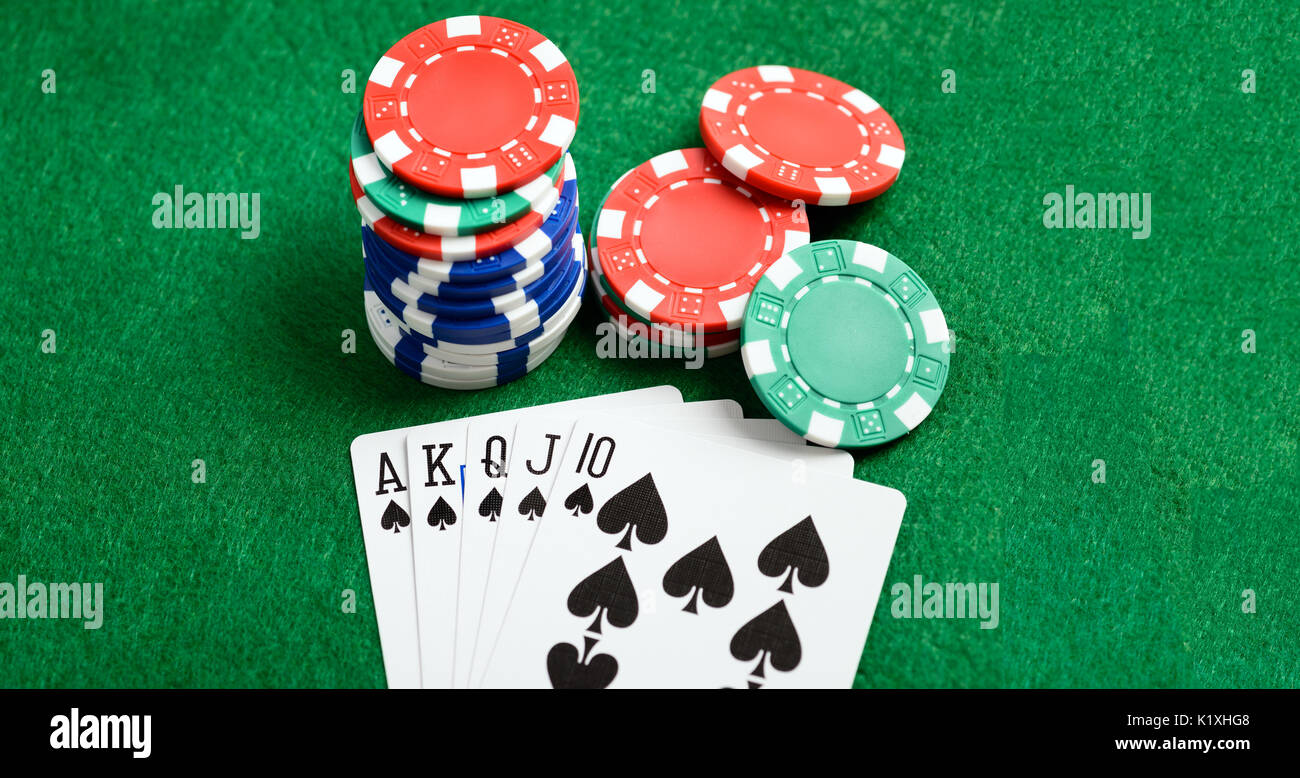 Casino grünen Tisch mit Chips und Karten spielen. Poker spiel Konzept Stockfoto