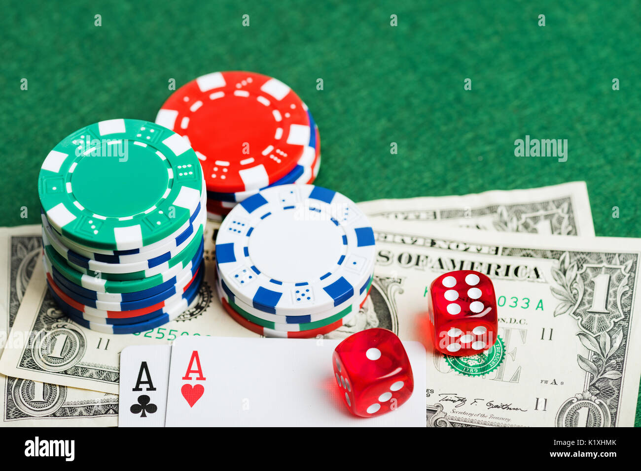 Casino grünen Tisch mit Chips, Geld und Würfel. Poker spiel Konzept  Stockfotografie - Alamy