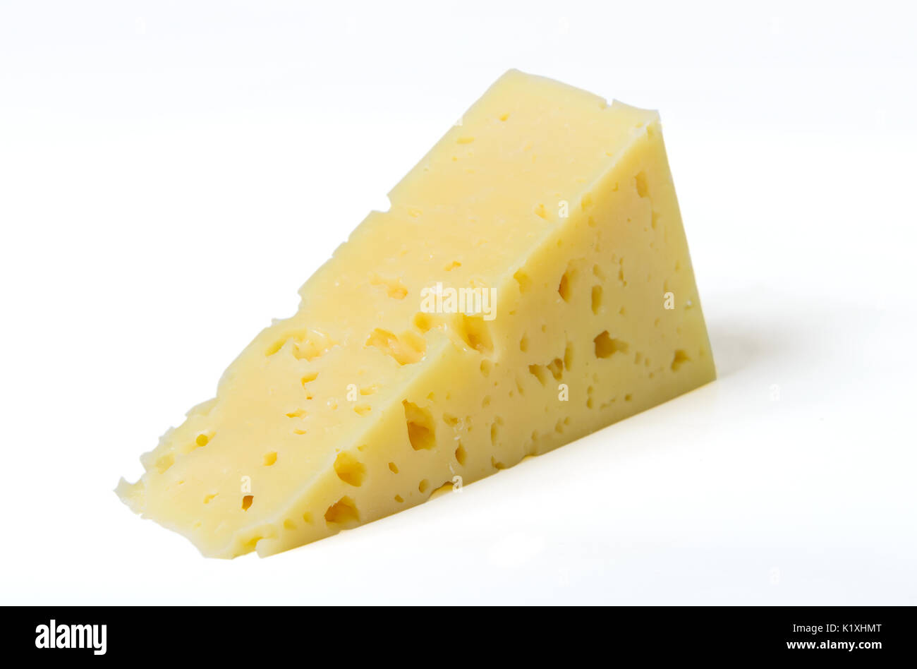 Stück Käse isoliert auf weiss Stockfoto