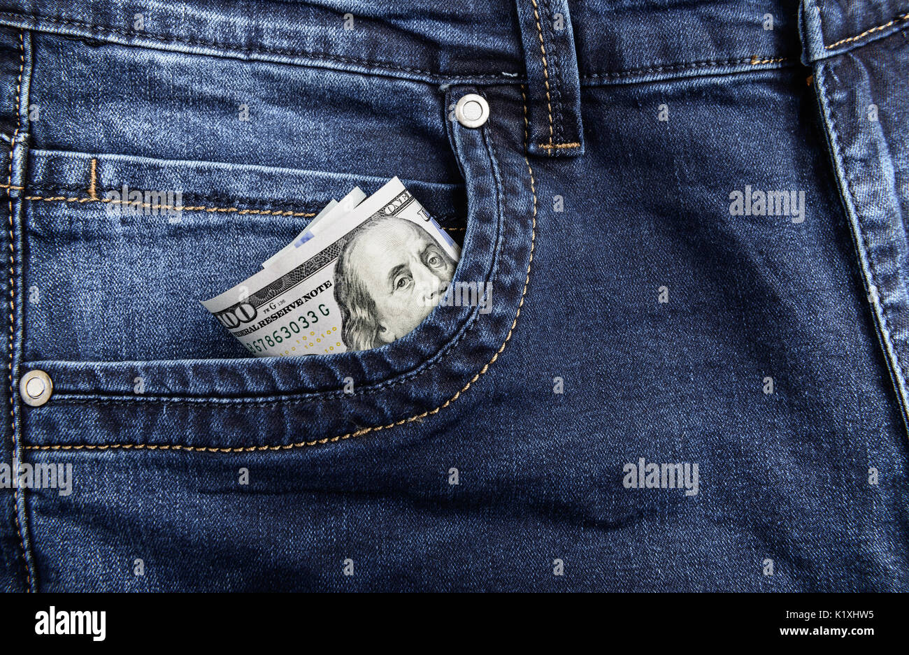 Geld in der Tasche von Blue Jeans Stockfoto