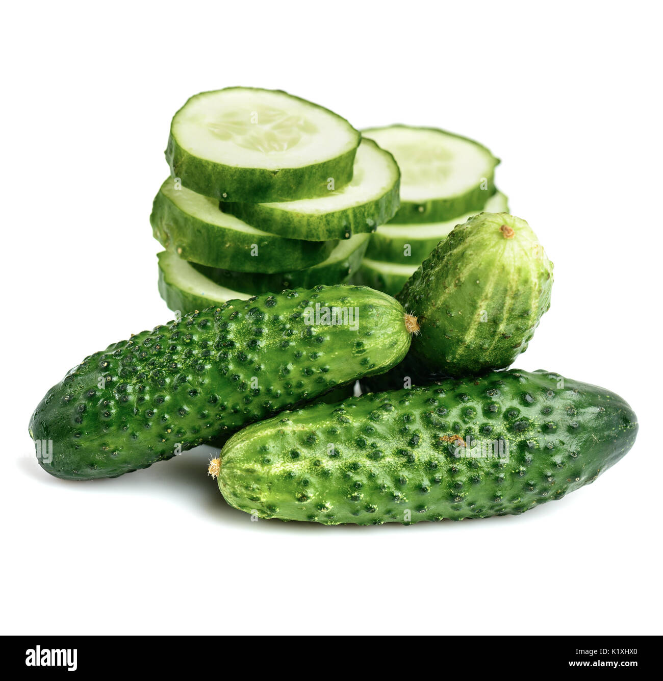 Frische cucumbesr, gehackten Gurken, isoliert auf weißem Stockfoto