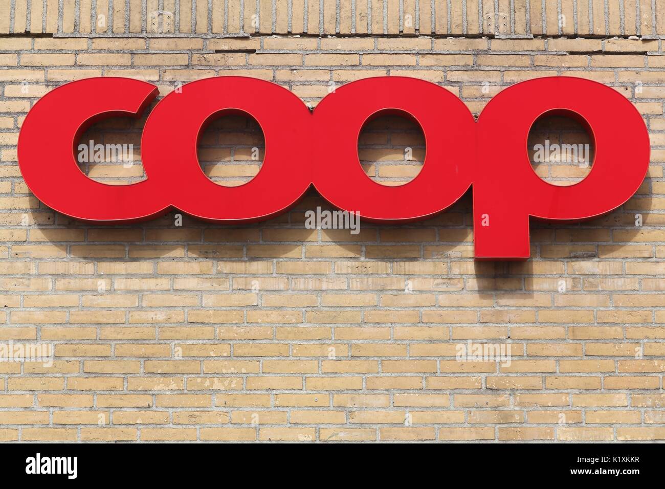 Billund, Dänemark - 14. Mai 2016: Coop Logo auf eine Wand. Coop ist eine Genossenschaft mit Sitz in Dänemark Stockfoto
