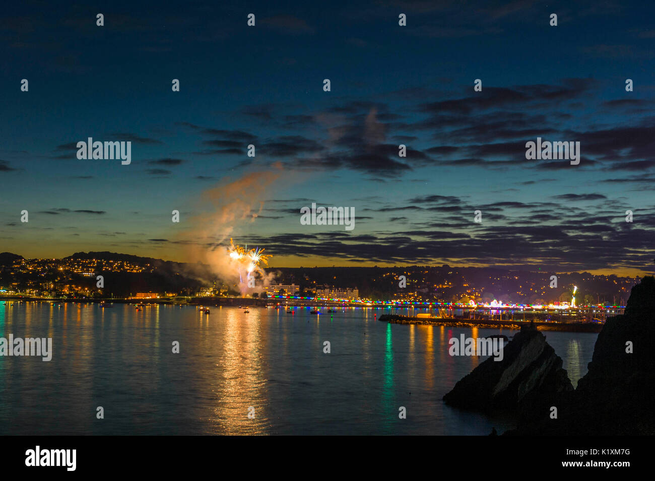 Große britische Küsten, mit der erstaunlichen Torbay Regatta Feuerwerk am Corbyn's Kopf, Torquay an einem schönen Sommerabend, August 2017 Stockfoto