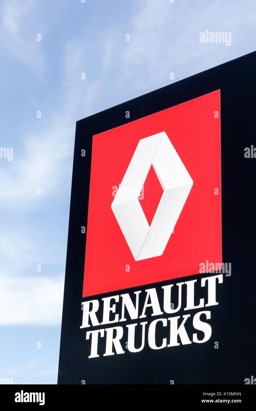 Villefranche, Frankreich - 28. Mai 2017: Renault Trucks Logo auf einem Panel. Renault Trucks ist ein französischer Lkw und militärische Fahrzeug herstellen Stockfoto