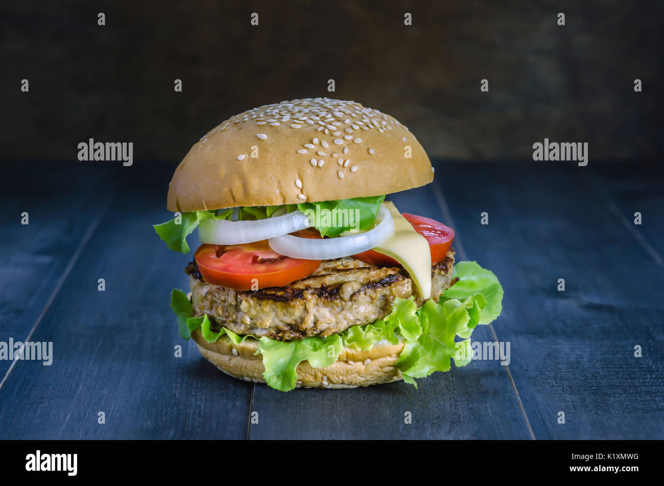 Nahaufnahme des hausgemachten Burger auf Holz- Hintergrund Stockfoto