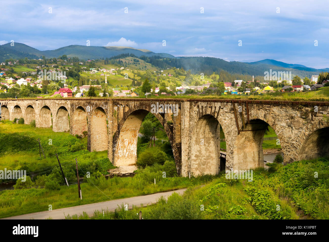 Alte Eisenbahnbrücke, alte Viadukt Vorohta, Ukraine. Karpaten, wilde Berglandschaft der Ukraine, Vorohta Stockfoto