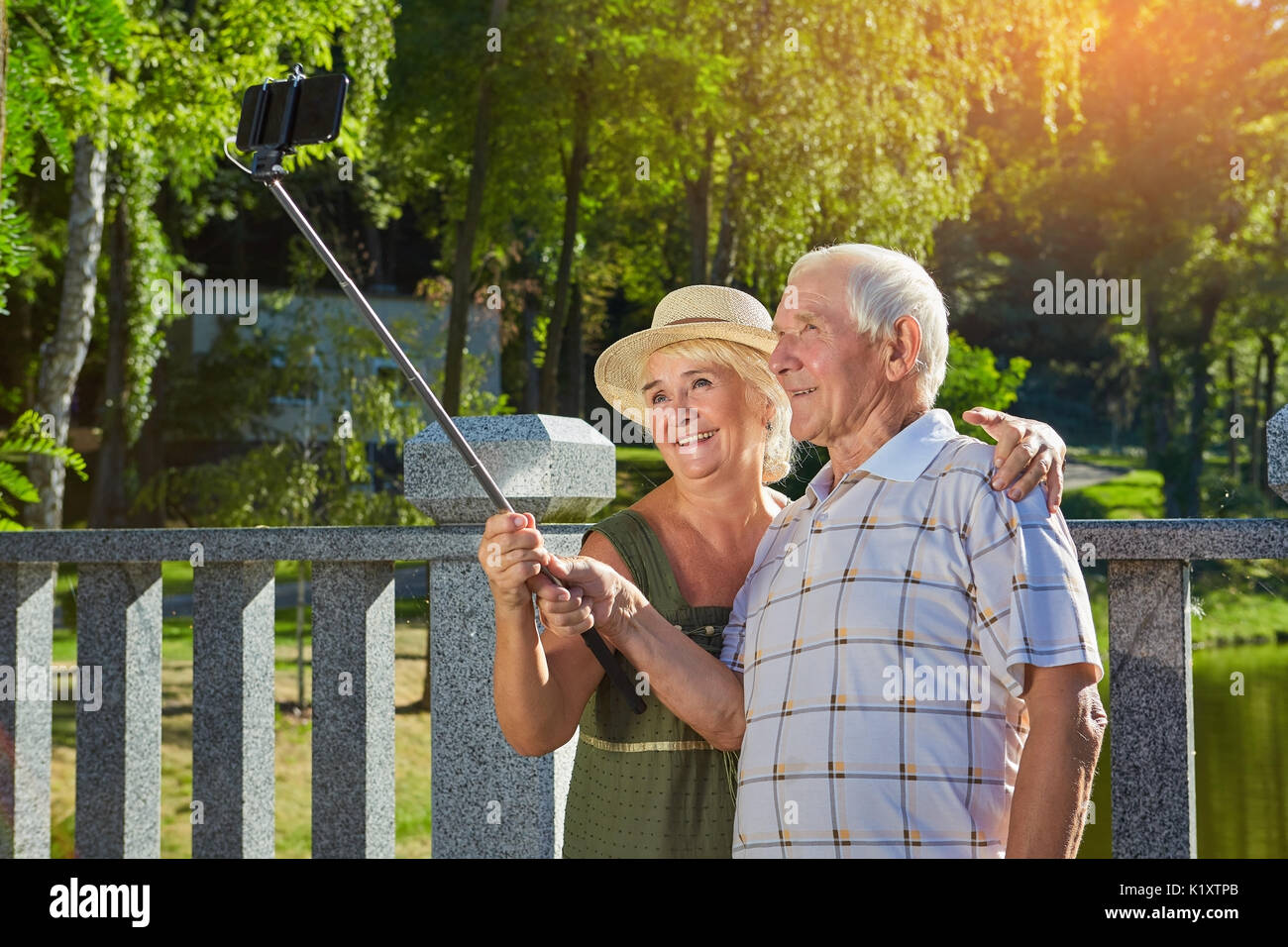 Gerne alte Paar unter selfie. Lächelnde Menschen im Freien. Ferienhäuser Spots für Rentner. Stockfoto