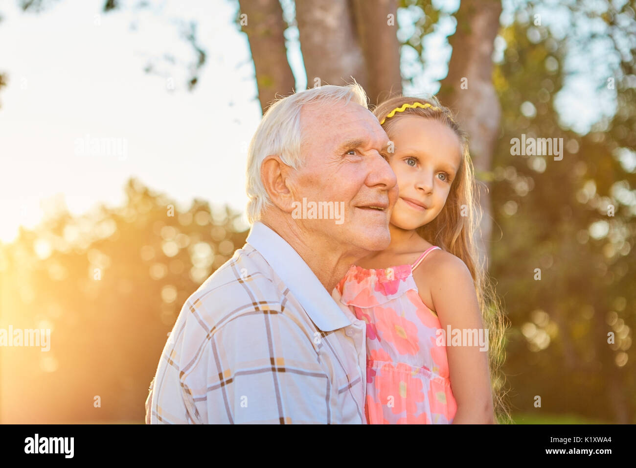 Älterer Mann mit seiner Enkelin. Kind und Opa im Freien. Vorteile des Alterns. Stockfoto