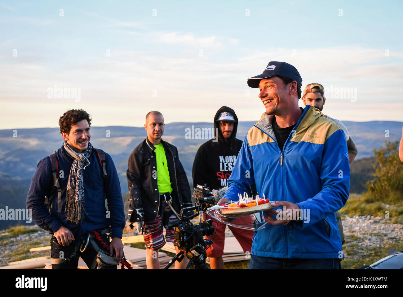 Zu feiern 10 Jahre Programm auf Frankreich TV, Reiten Zone Team (ein TV-Programm über extreme Sport) Aufnahmen in der Natur und in einer speziellen Studio, mit Seilen, 100 Meter über dem Boden. Es ist das französische Team Pyrenaline, die diese Geräte verursachen und sie manipuliert auch ein Seil springen für französische Berühmtheiten, wie der Sänger Joey Starr, oder auch die Schauspieler spielen Largo Winch in Kino, Tomer Sisley. Florac - Frankreich - Juli 2017. Pour célébrer Son 10ème Anniversaire, l'Équipe de Reiten Zone (l'émission de France TV sur les extrêmes Sport), eine Vu les choses en Grands en Tournant sur un Plateau TV Stockfoto