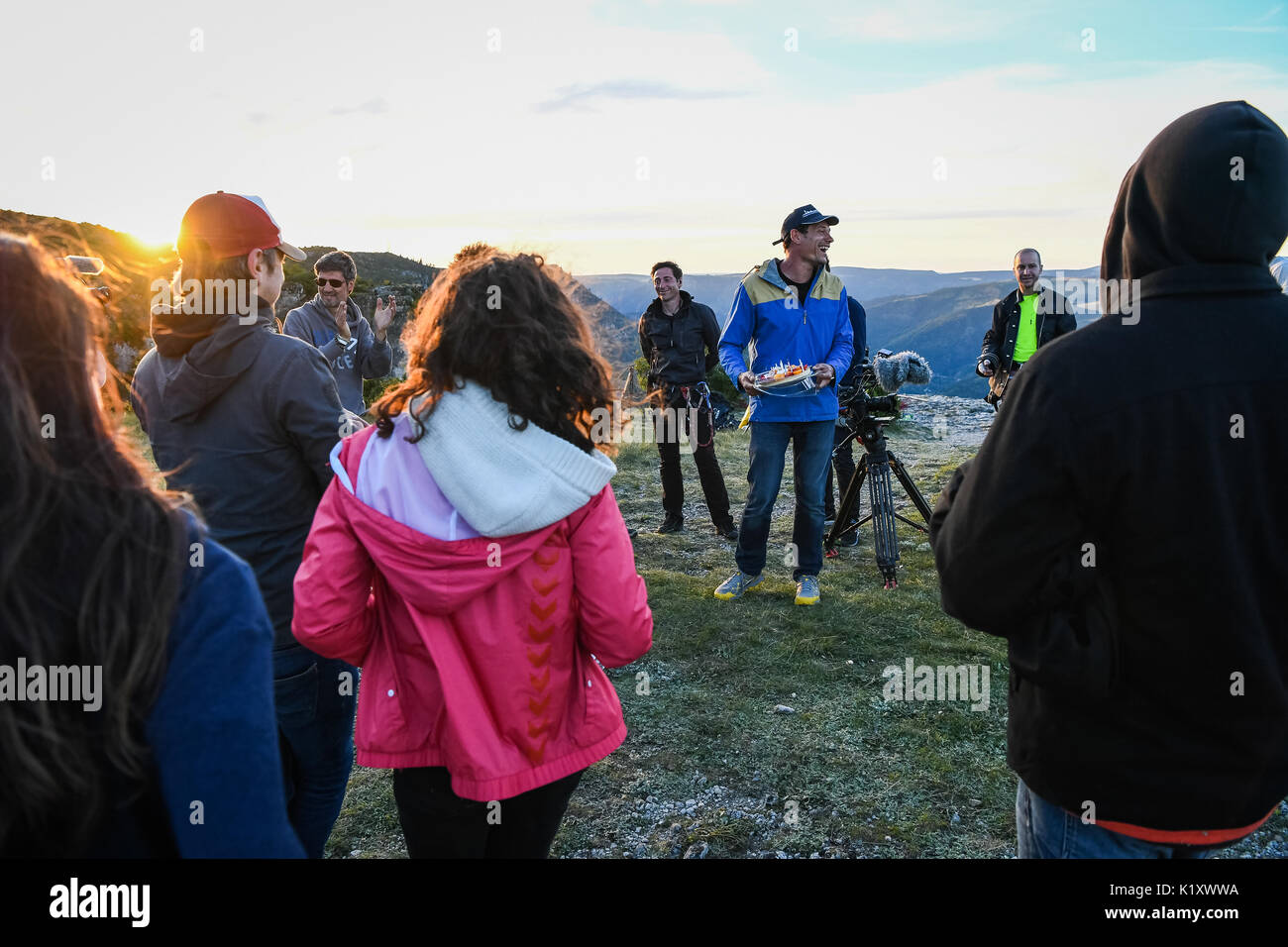 Zu feiern 10 Jahre Programm auf Frankreich TV, Reiten Zone Team (ein TV-Programm über extreme Sport) Aufnahmen in der Natur und in einer speziellen Studio, mit Seilen, 100 Meter über dem Boden. Es ist das französische Team Pyrenaline, die diese Geräte verursachen und sie manipuliert auch ein Seil springen für französische Berühmtheiten, wie der Sänger Joey Starr, oder auch die Schauspieler spielen Largo Winch in Kino, Tomer Sisley. Florac - Frankreich - Juli 2017. Pour célébrer Son 10ème Anniversaire, l'Équipe de Reiten Zone (l'émission de France TV sur les extrêmes Sport), eine Vu les choses en Grands en Tournant sur un Plateau TV Stockfoto
