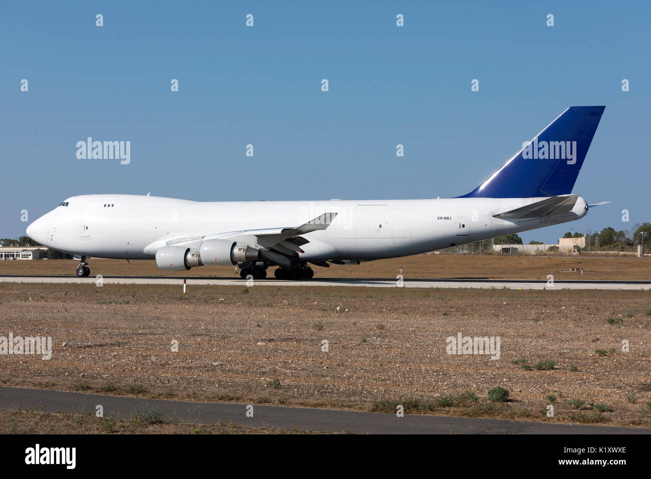 Aerotrans Cargo Boeing 747-412 F [REG: ER-BBJ] zum Beenden von taxiway Foxtrott von Schürze 9 für einen Take off Runway 13. Stockfoto