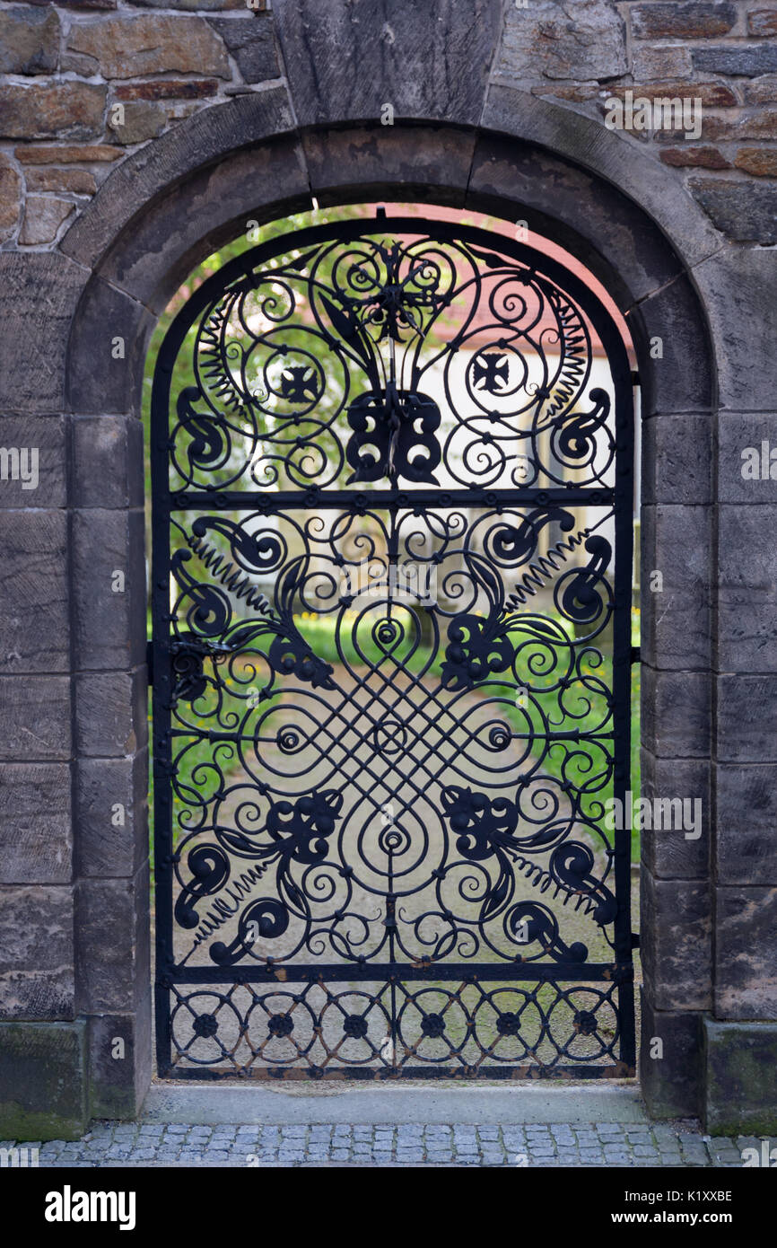 Schöne handgefertigte eiserne Tür im historischen Teil von Freiberg gefunden Stockfoto