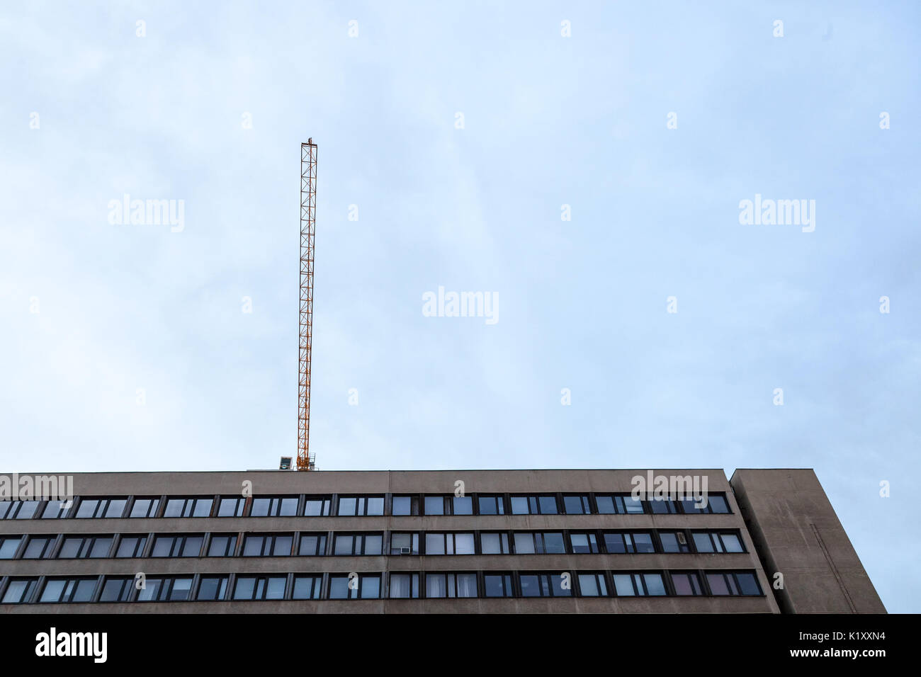 Kran auf der Baustelle über eine 70 der Bürogebäude des sozialistischen Stil derzeit renoviert in der Innenstadt von Budapest, Ungarn Bild o Stockfoto
