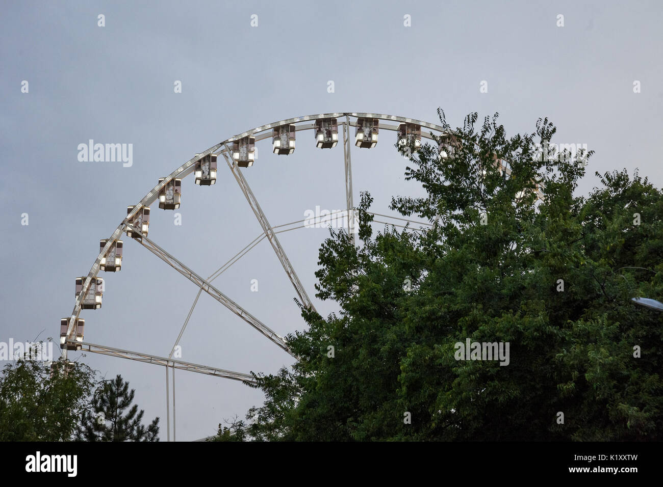 Budapest Riesenrad während einem bewölkten Abend im Sommer. Dies ist eines der Wahrzeichen der Hauptstadt von Ungarn Bild einer Beobachtung Stockfoto