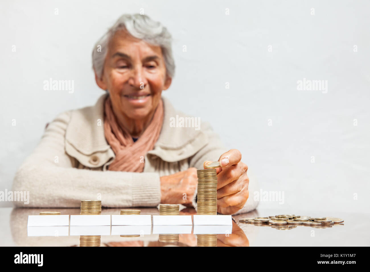 Ältere Frau Geld sparen oder Budgetierung Stockfoto