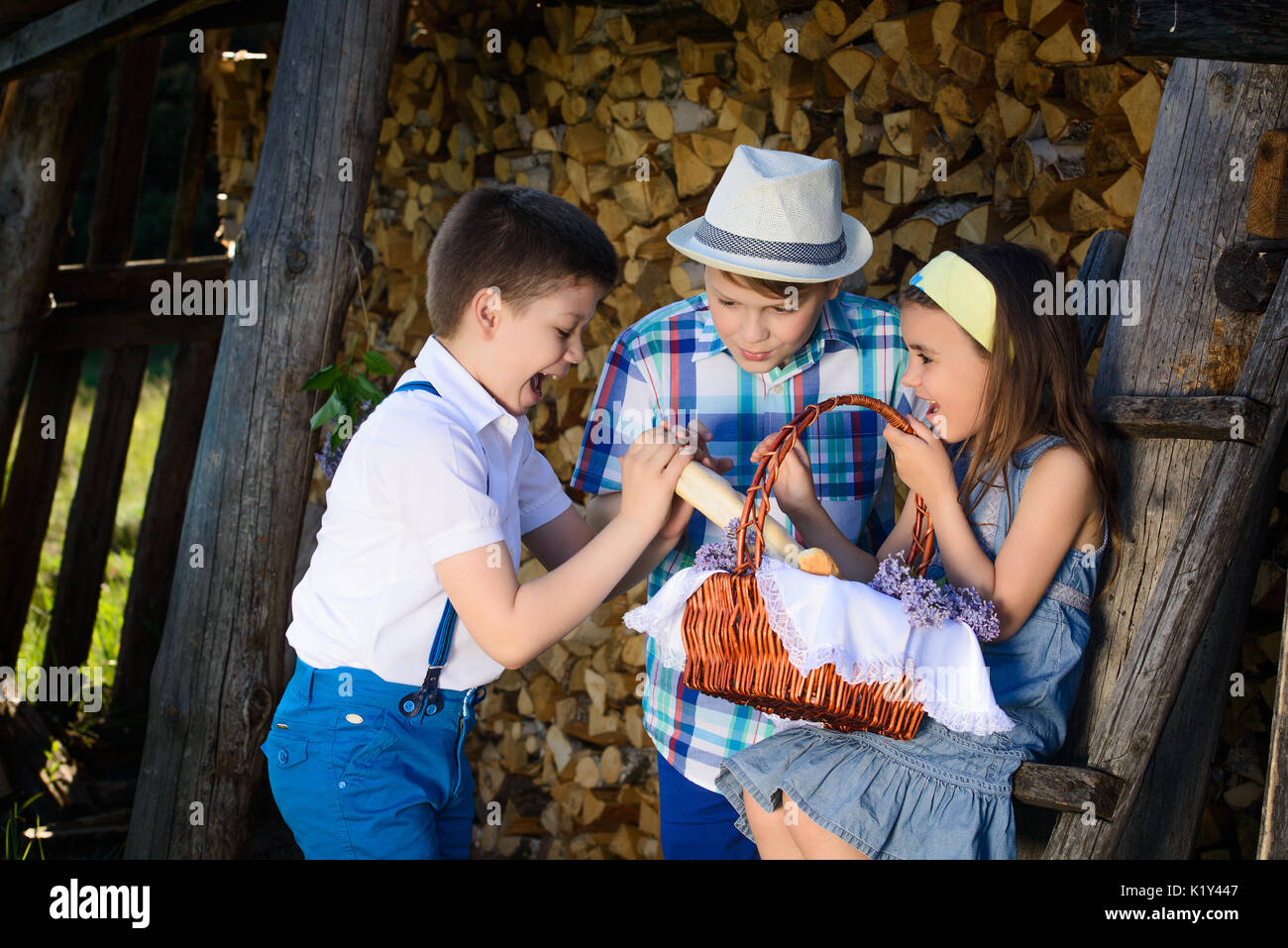 Drei Kinder spielten zusammen in den Sommer. Stockfoto