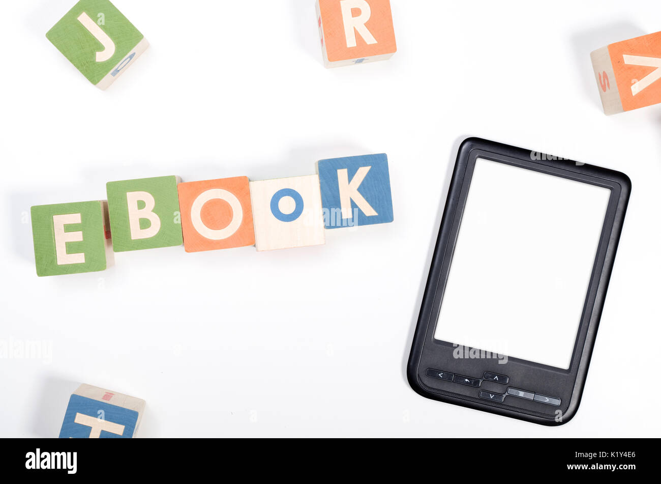 e-Book Reader Gerät und Spielzeug Blöcke Draufsicht Konzept Stockfoto